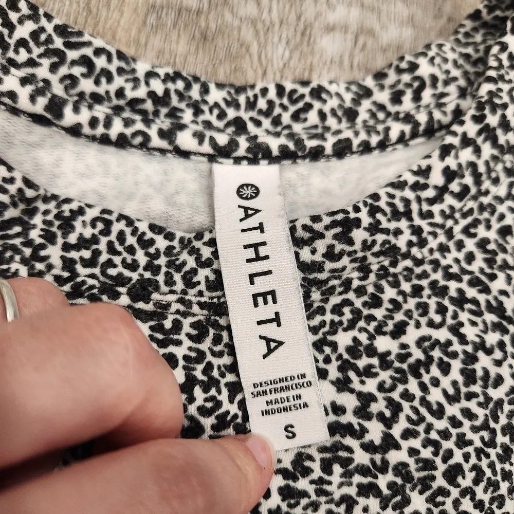 Athleta Studio To Street Crewneck Cheetah Print Sweater Size Small - Image 5