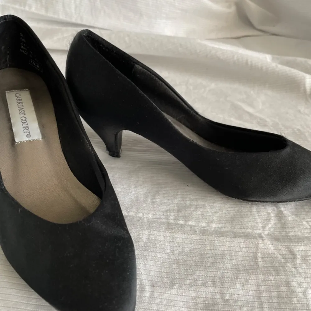 Black satin high heel pumps Size 6 - Image 2