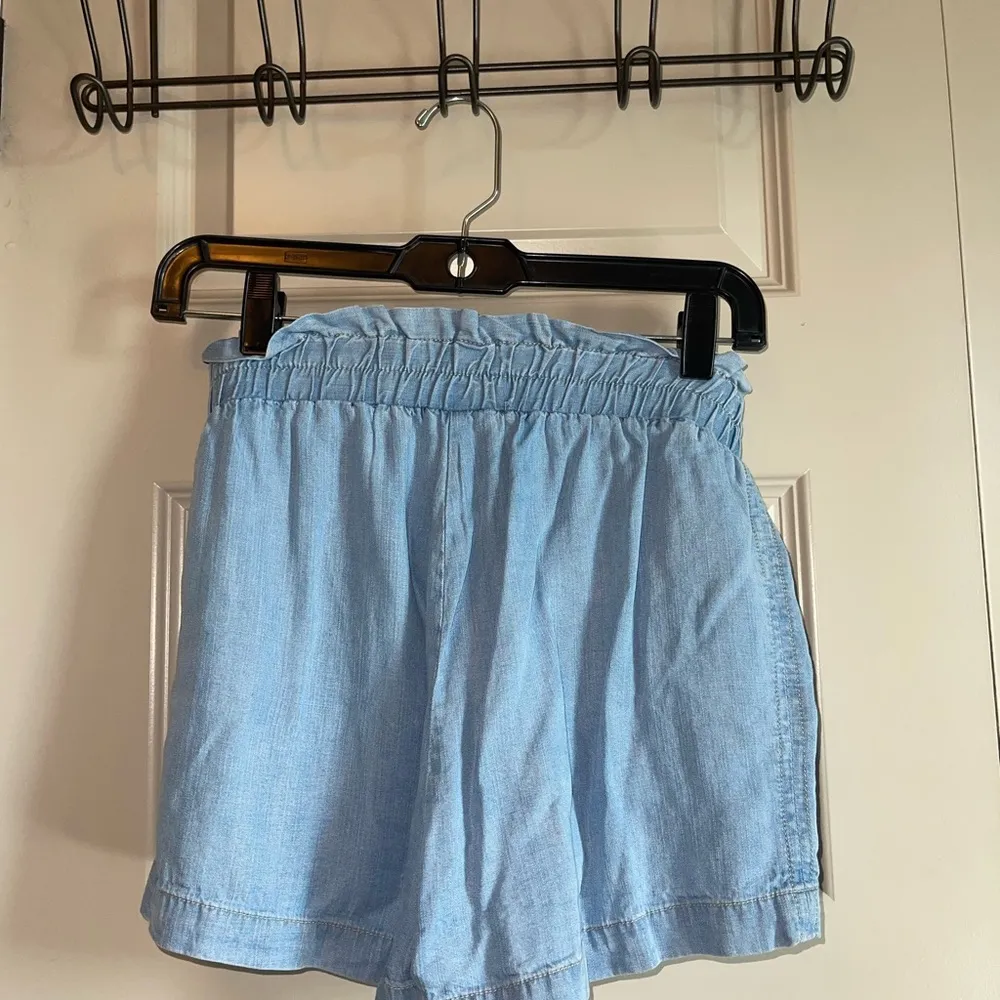 Flowy paper bag style denim shorts - Image 2