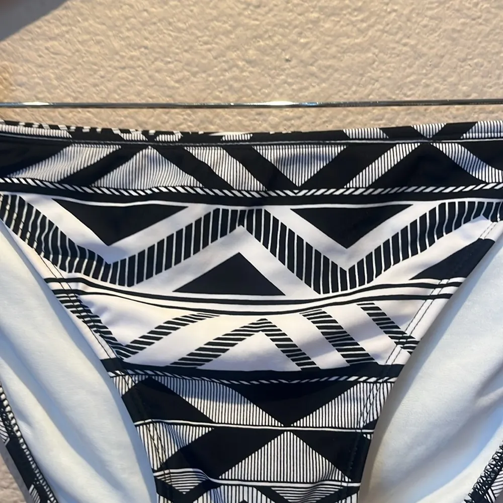 New Xhilaration Women’s Bikini Bottoms Size XL String Ties Geometric black white - Image 4