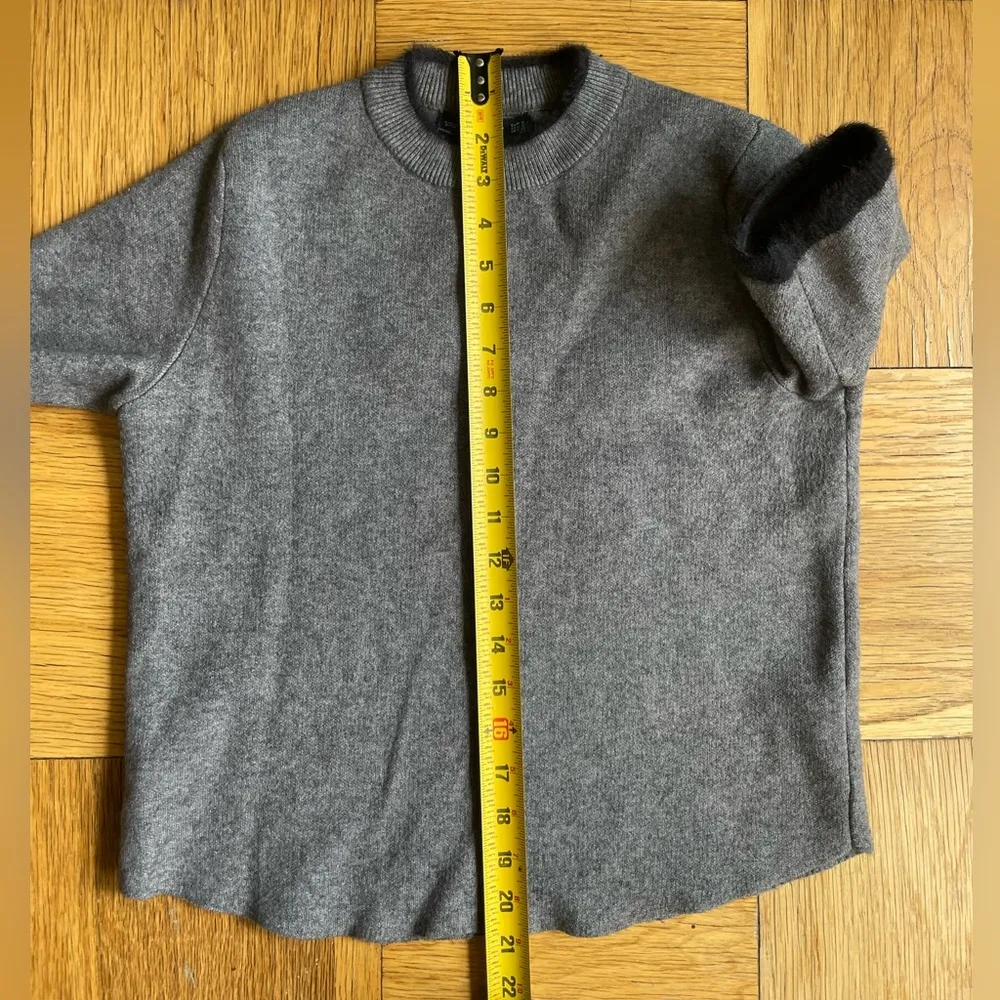 Gray Short Sleeve Mock Neck Knit Top w/ Black Trim, Sz XS/S - Image 6