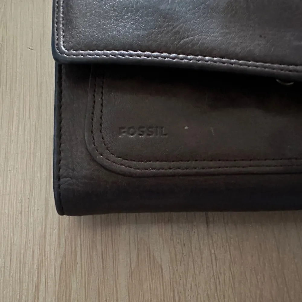 Fossil brown leather wallet with phone pocket - Image 2