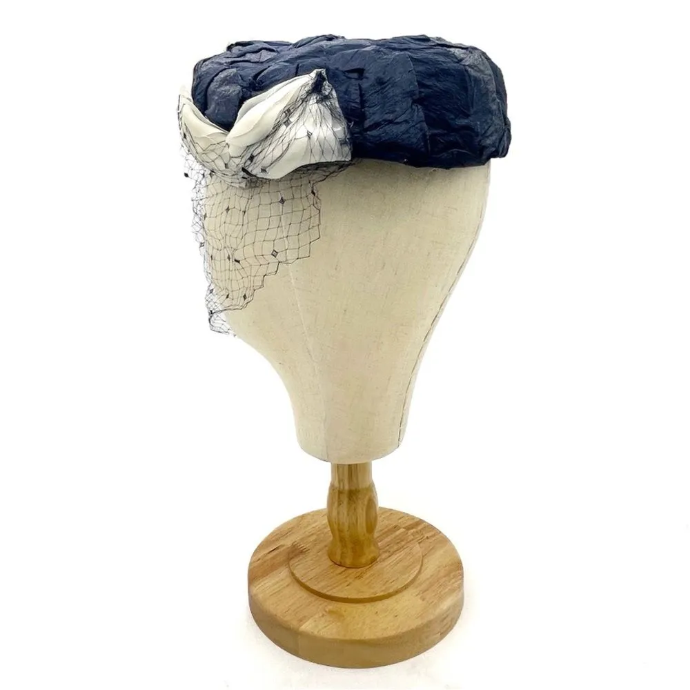 Vintage 1950s Pillbox Hat Navy Straw With White Rose Petals Mesh Veil Rhinestone Blue - Image 7
