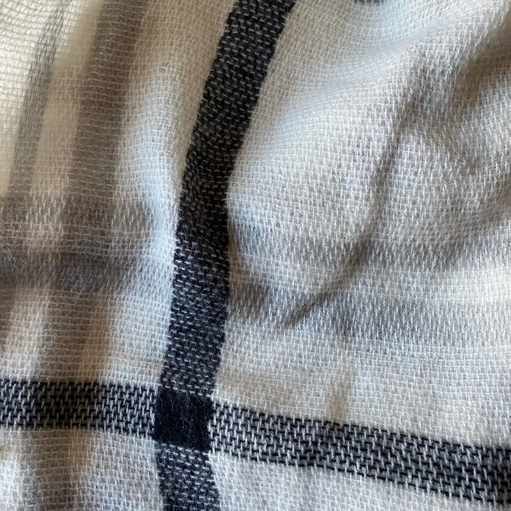 Old Navy White and Black Blanket Scarf - Image 3