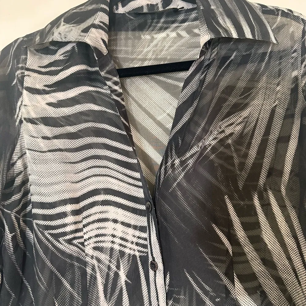Adrienne Vittadini 100% Silk Palm leaf sheer button down blouse size4 - Image 4