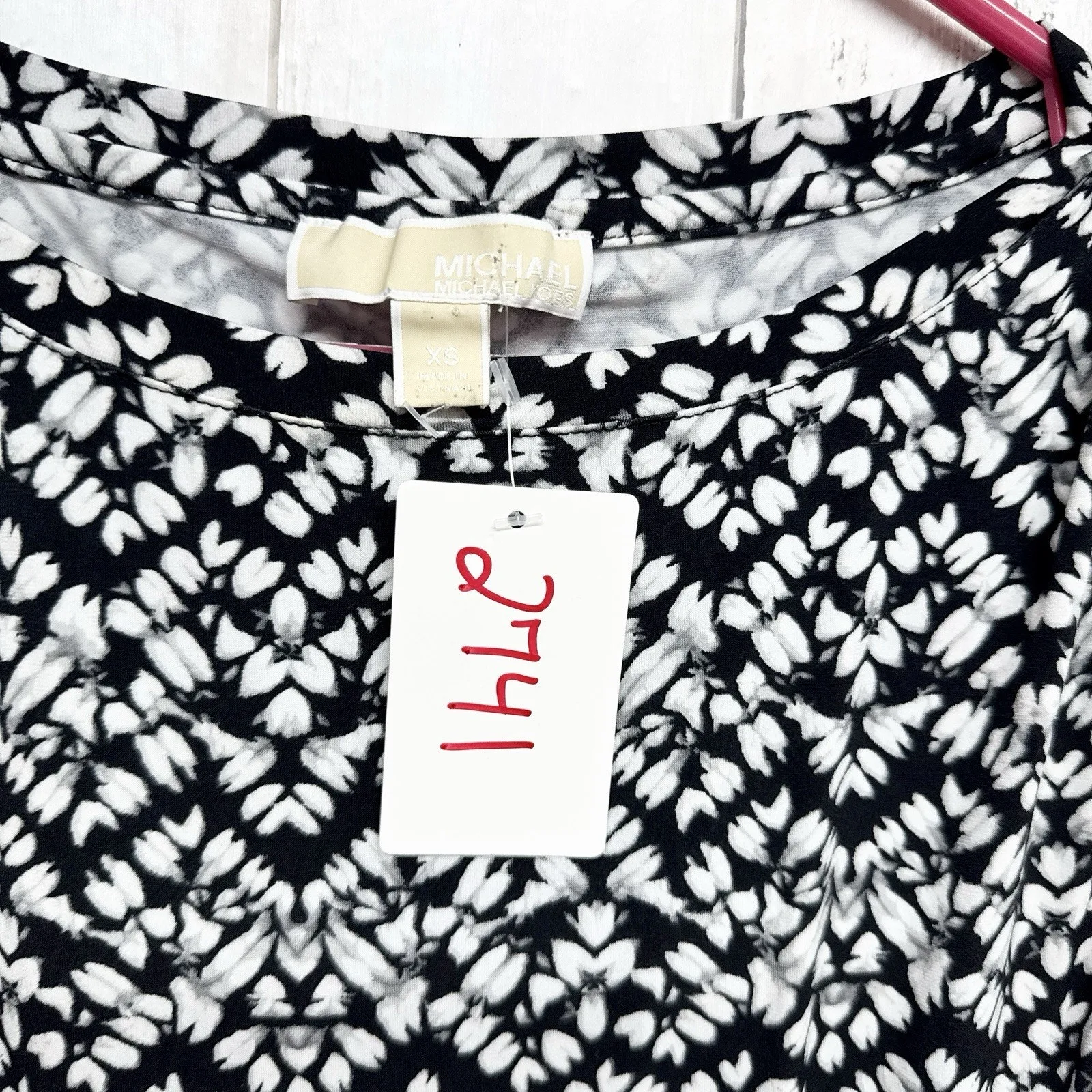 Michael Kors Top Women Sz XS Black White Geo Floral Boat Neck Sleeveless Blouse - Image 2