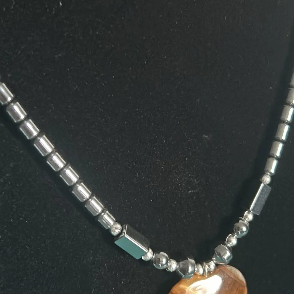 New Hand Crafted Heart Shaped Tiger’s Eye and Hematite Bead Necklace Brown - Image 3