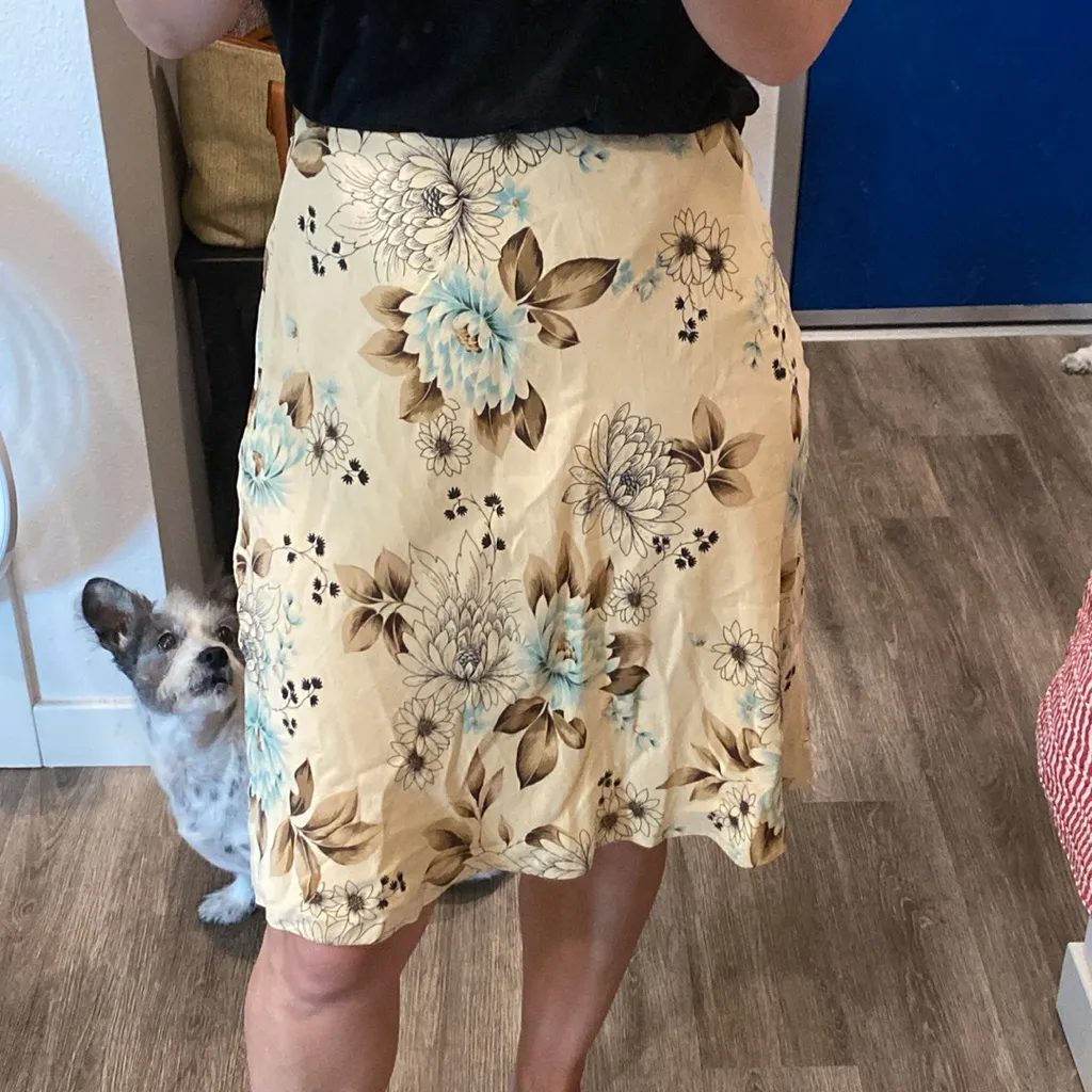 Early 2000s LOFT silk knee length slip skirt floral beige 2 - Image 7