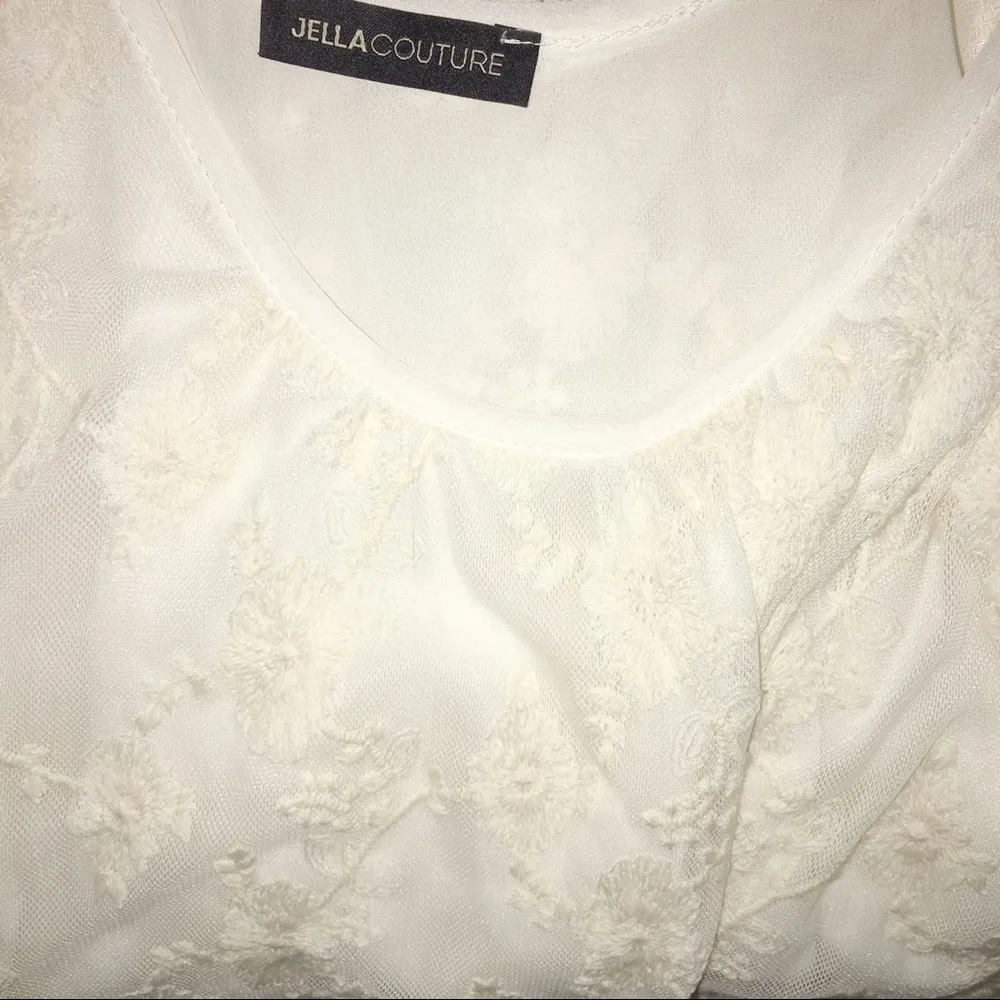 JELLA COUTURE ivory lace cold shoulder dress size medium - Image 6