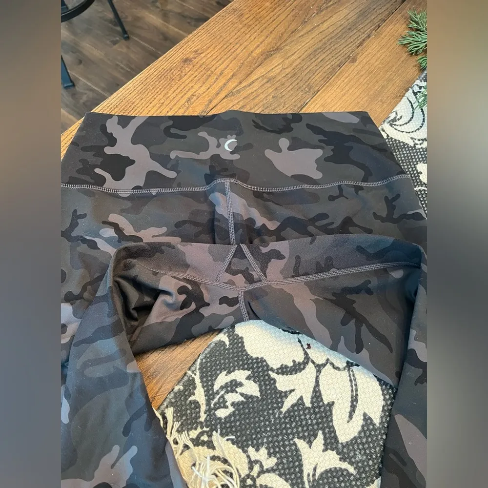 Zyia Forest Camo Luxe Cropped Leggings Sz 12 VGUC - Image 4