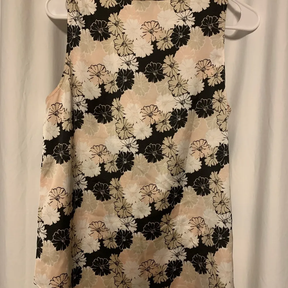 Ann Taylor Women Sleeves Top Pleated front Sz XS - Image 2