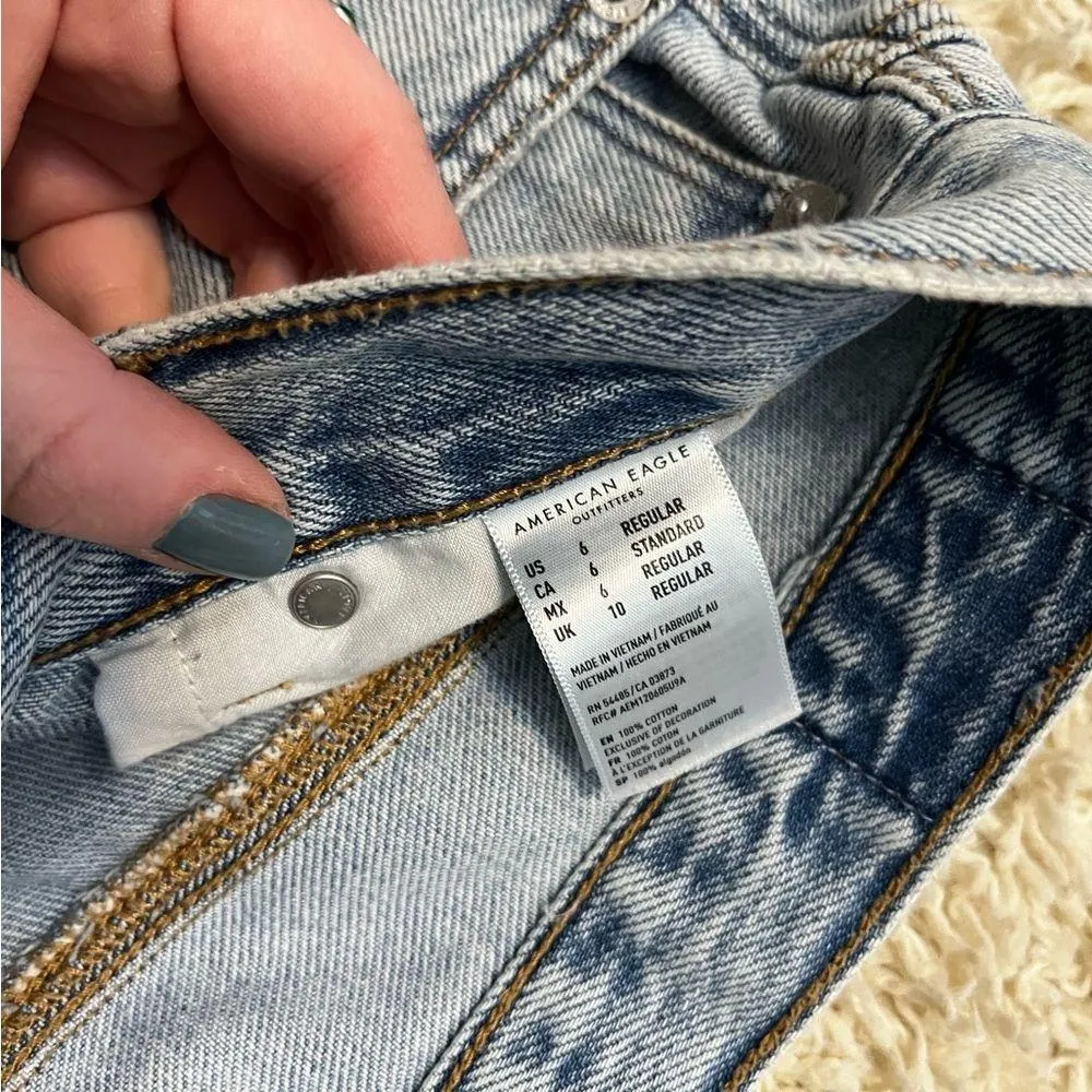 American Eagle Outfitters Distressed mom jeans size 6 - Image 6