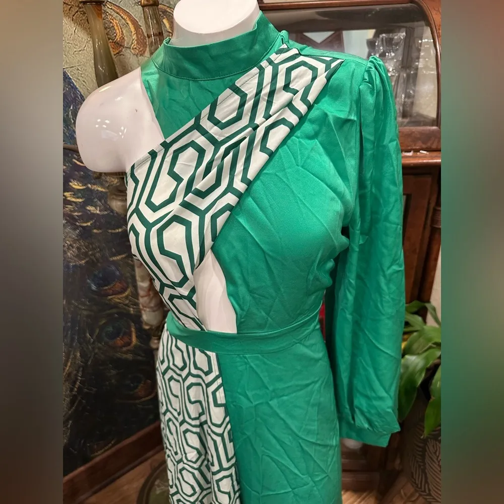 NWOT SHEIN DISCONTINUED Asymmetrical Green and White Dress with Unique Design - Image 2