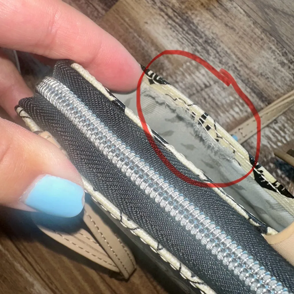 Sakroots Crossbody/Wristlet Zip Around wallet purse Black & cream print - Image 7