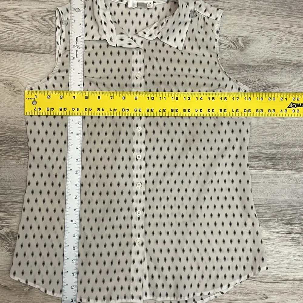 White with Blue Print Sleeveless Button Down Collared Women's Shirt Medium - Image 8