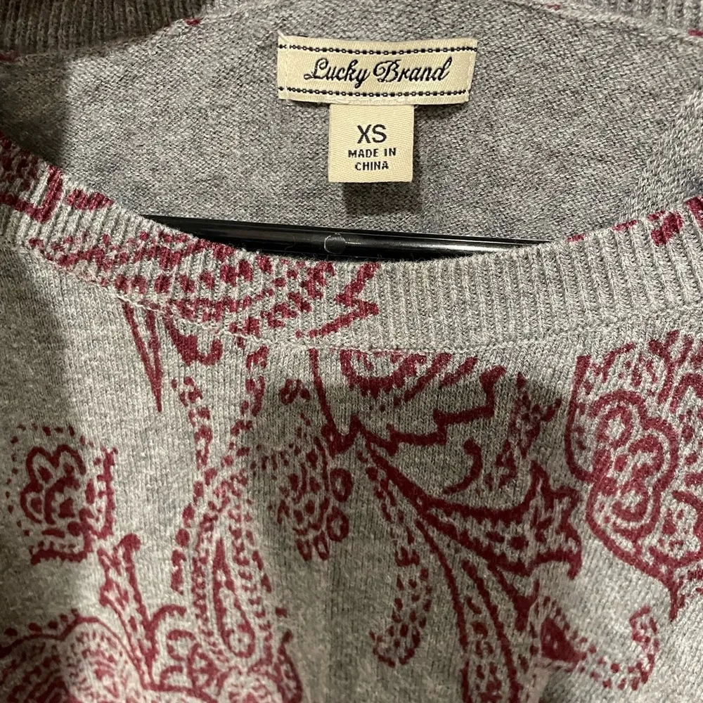Lucky brand Paisley Print Gray and purple open back sweater Women's Top XS - Image 3