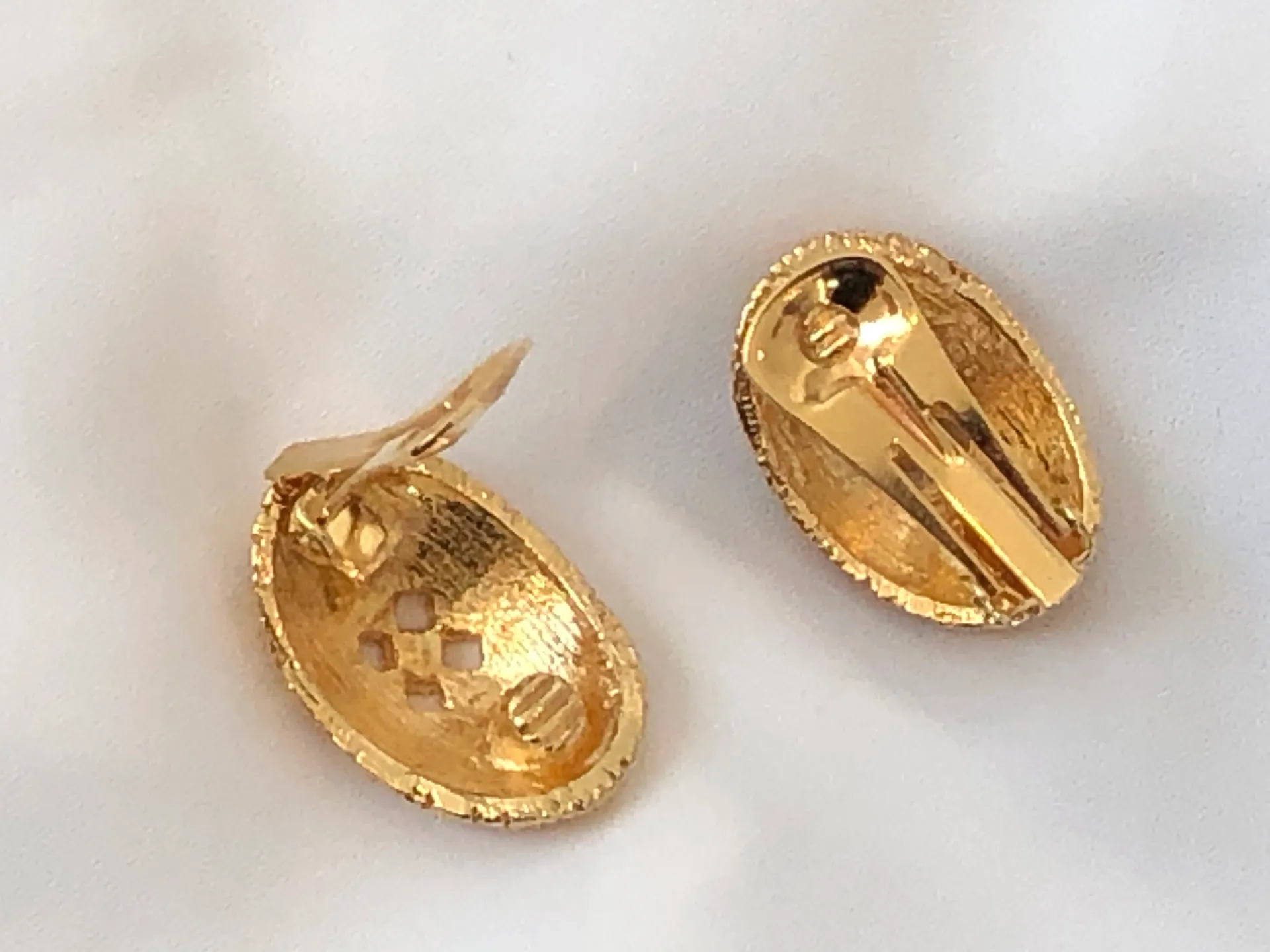 Glamorous Vintage Gold Tone & Sparkly Rhinestones Clip On Earrings - Image 6