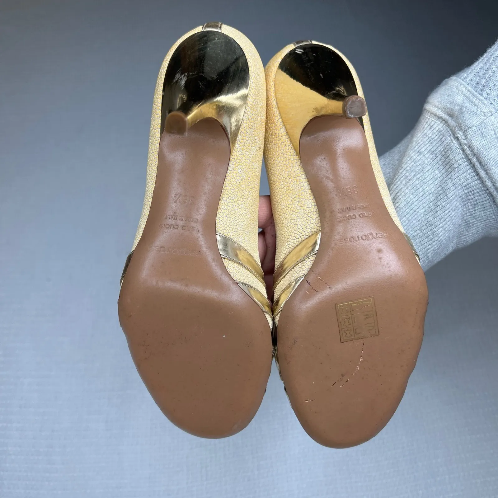 Sergio Rossi Gold Metallic Textured Stiletto Heels Pumps Made in Italy 38.5 - Image 5