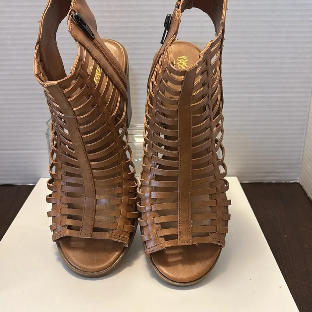 Mossimo Tan Heels with Rounded Toe and Lace - Image 3