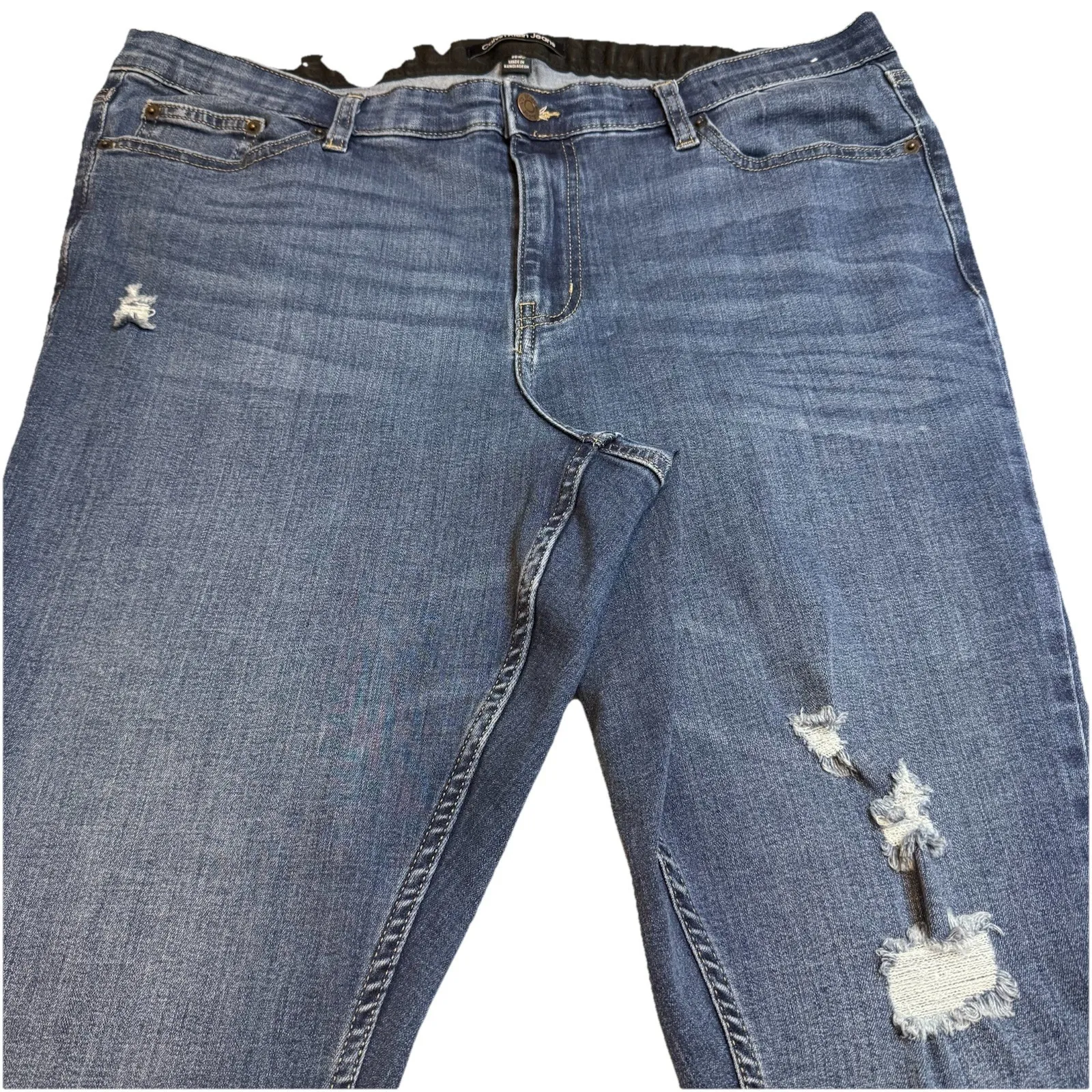 Calvin Klein‎ Set Plus Sz 20 & 2X Distressed Med Wash Jeans & Black V-Neck Tee # - Image 10