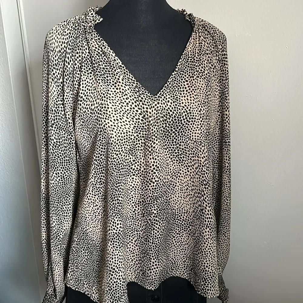 New Evereve’s Allison Joy Long Sleeve V-Neck Animal Print Ruffle Collar Blouse - Image 11