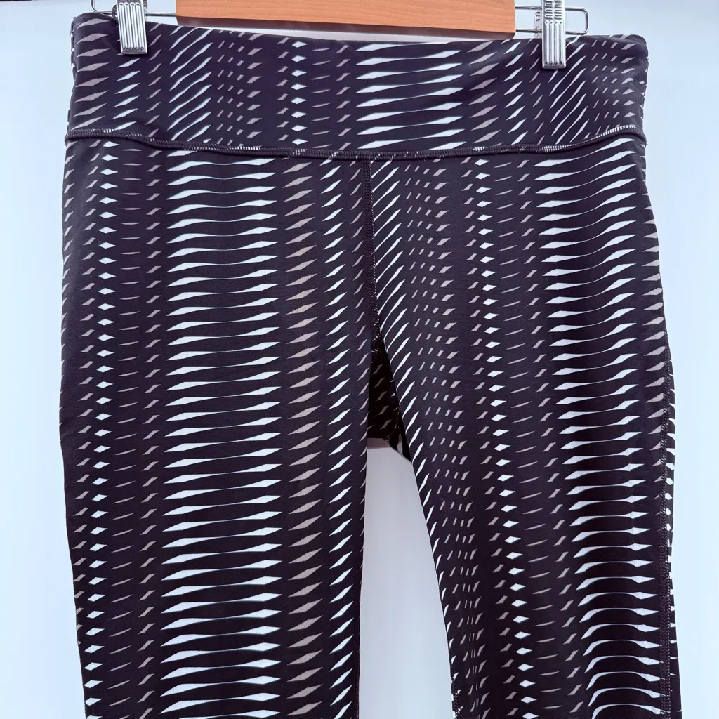 Under Armour Black, Gray‎ & White Printed Mesh Cut Outs Mid Rise Leggings Sz L - Image 2