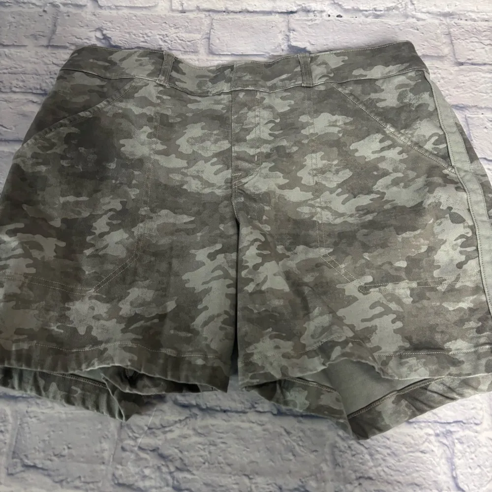 Spanx Stretch Twill  Shorts Women Size XL Green Camo Pull On 5" Inseam - Image 6