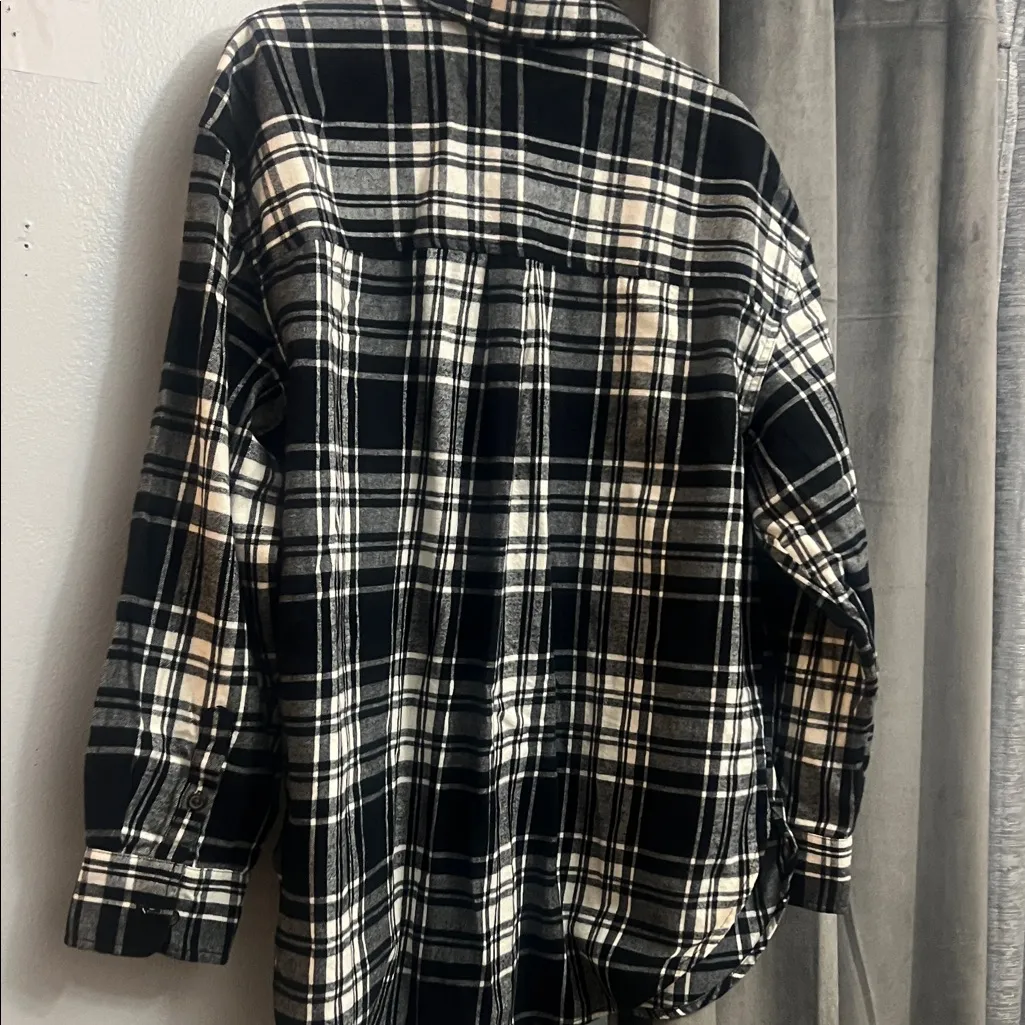 Universal Thread Plaid Black and White Flannel Shirt - Image 8