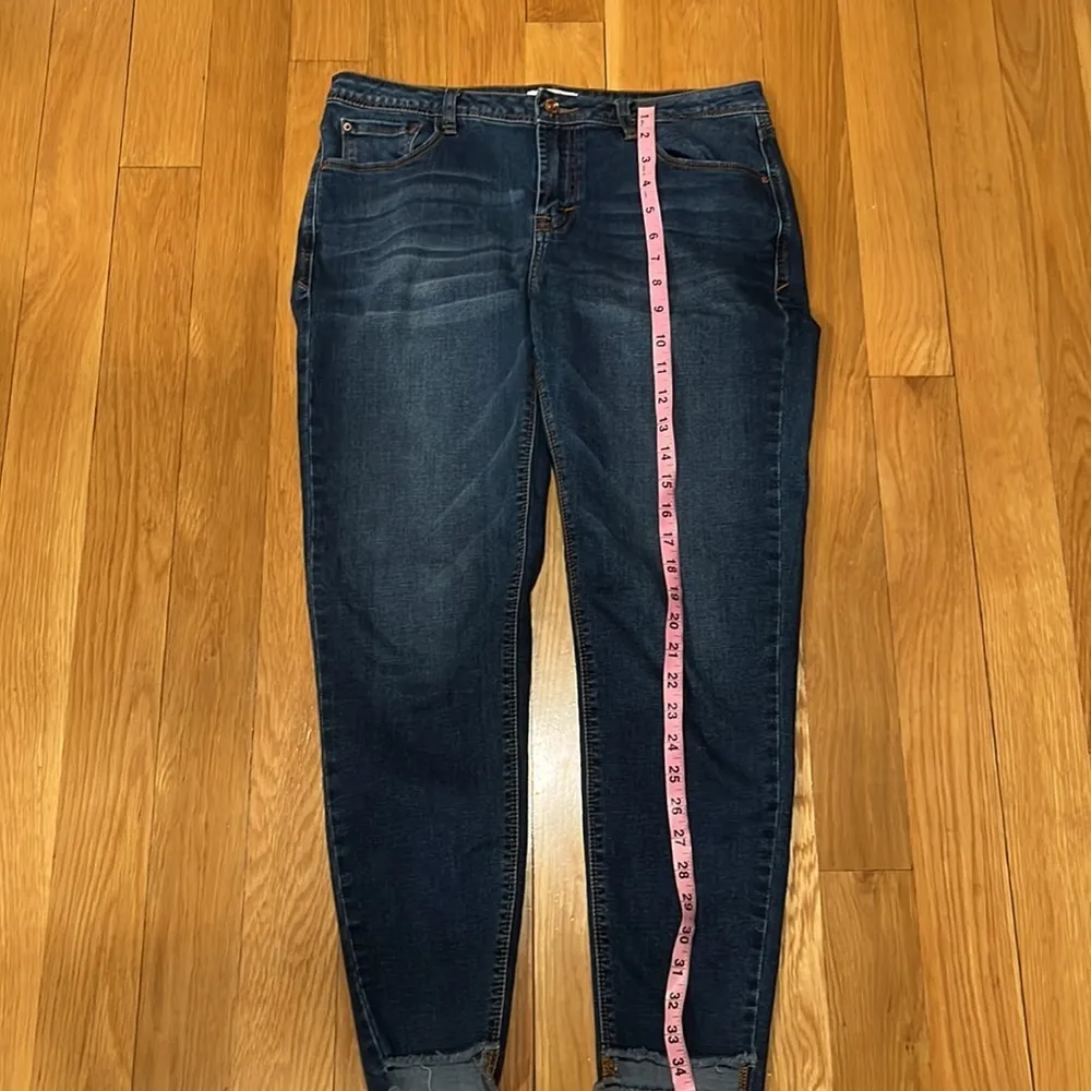 Kensie raw hem bottom jeans size 10/30. - Image 8