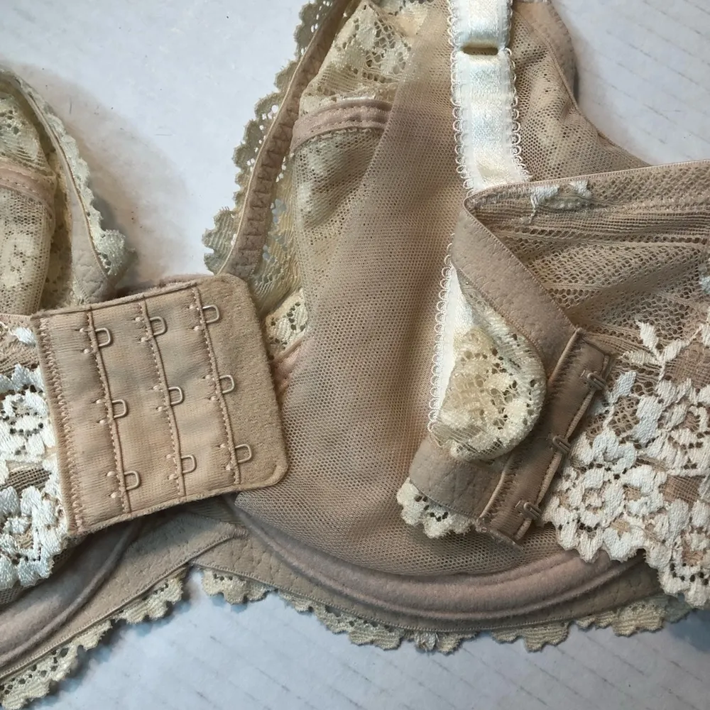 Wacoal Bra Embrace Lace Underwire Bra in Sand/Ivory Sz 32DDD/F EUC Style #65191 - Image 9