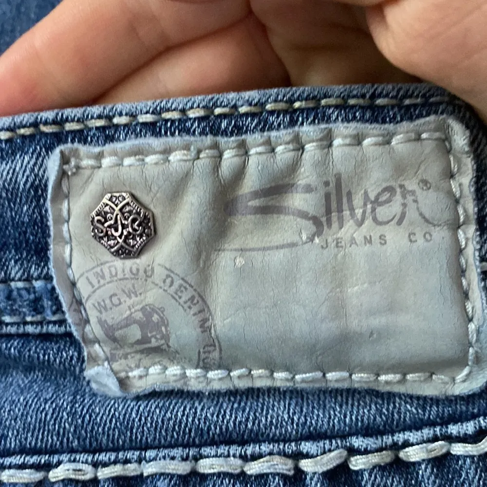 Silver Jeans Aiko Bootcut low rise jeans with shiny lace embroidered pocket 27 - Image 11