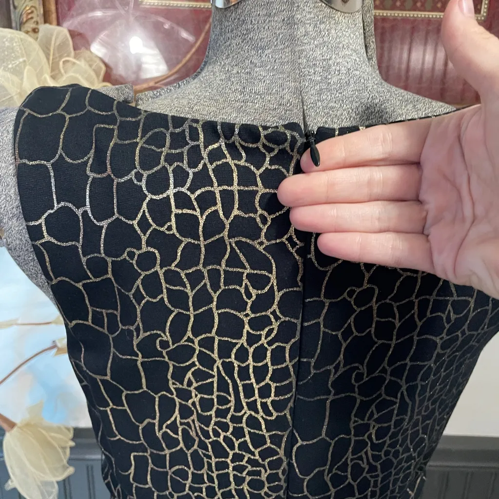 Vintage Cache Gold Metallic Sleeveless Boat Neck Belted Sheath Dress - Sz 6 🧡🎀 - Image 7