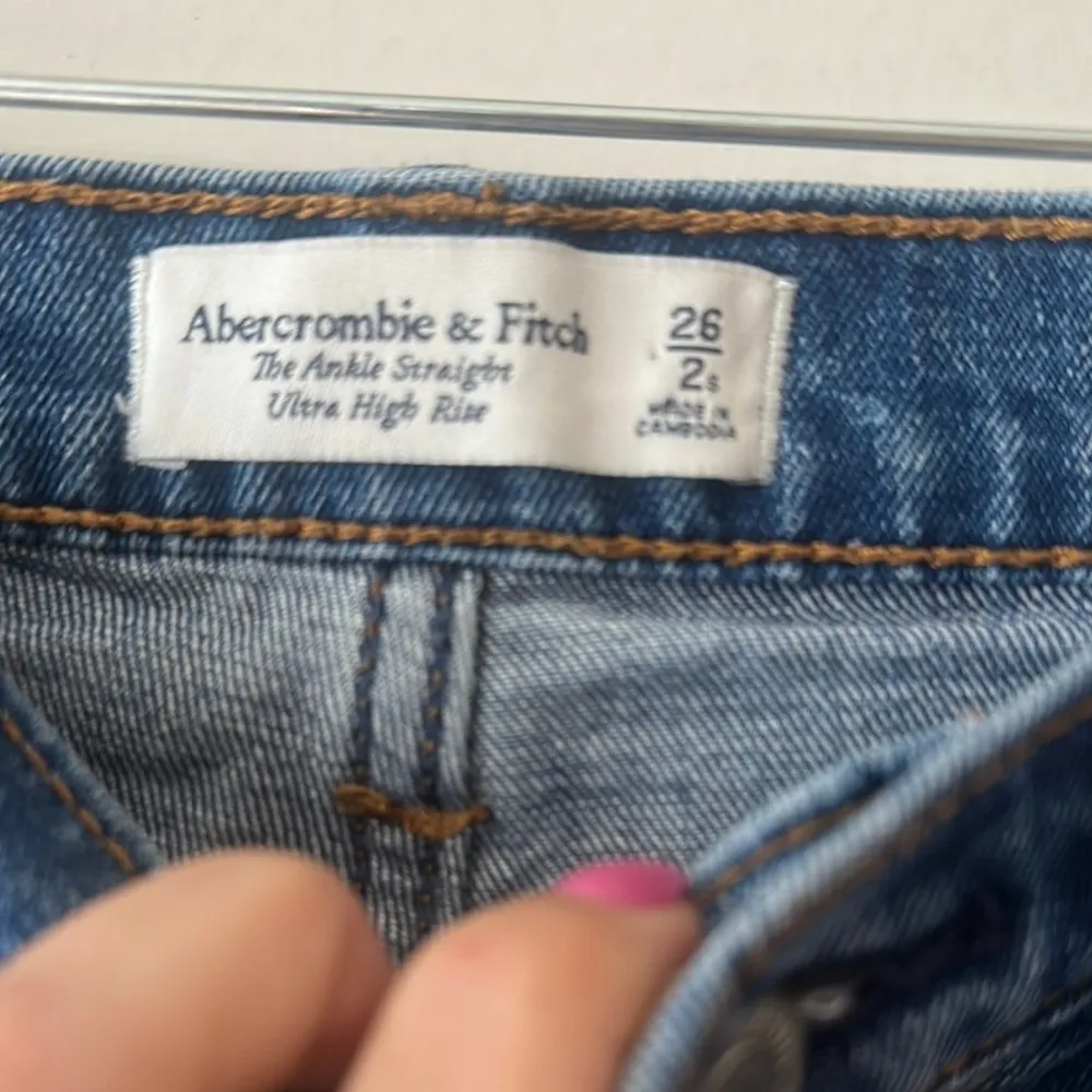 Abercrombie Distressed Ankle Straight Ultra High Rise 26 Short - Image 2