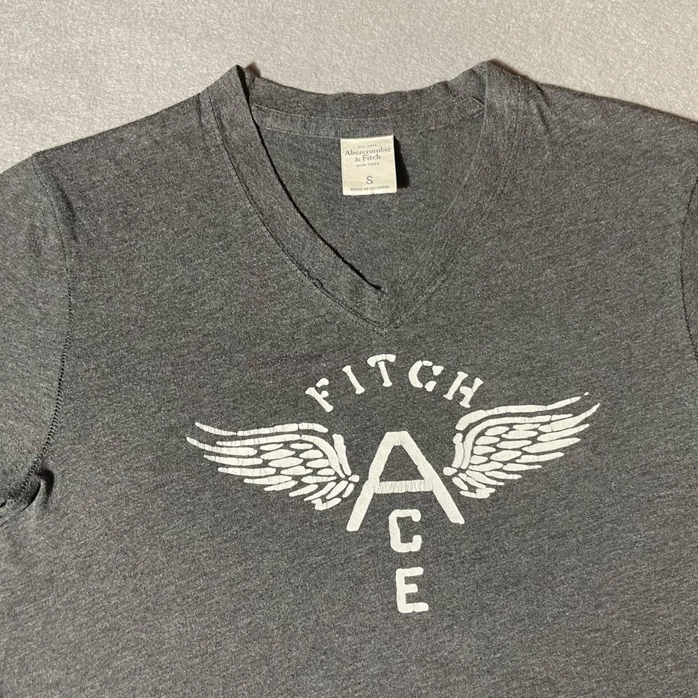 Abercrombie & Fitch Women’s V-Neck Gray T-Shirt Size Small Short Sleeve - Image 3