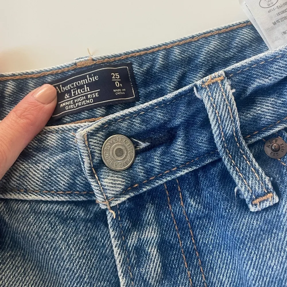 A&F Annie High-Rise Girlfriend Jeans 25 - Image 3