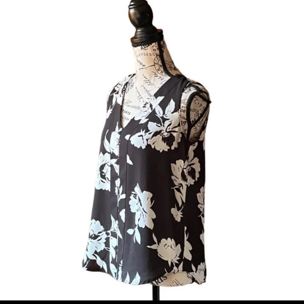 T Tahari Black White Floral Sleeveless Blouse XS – Flowy Relaxed Fit Workwear - Image 3