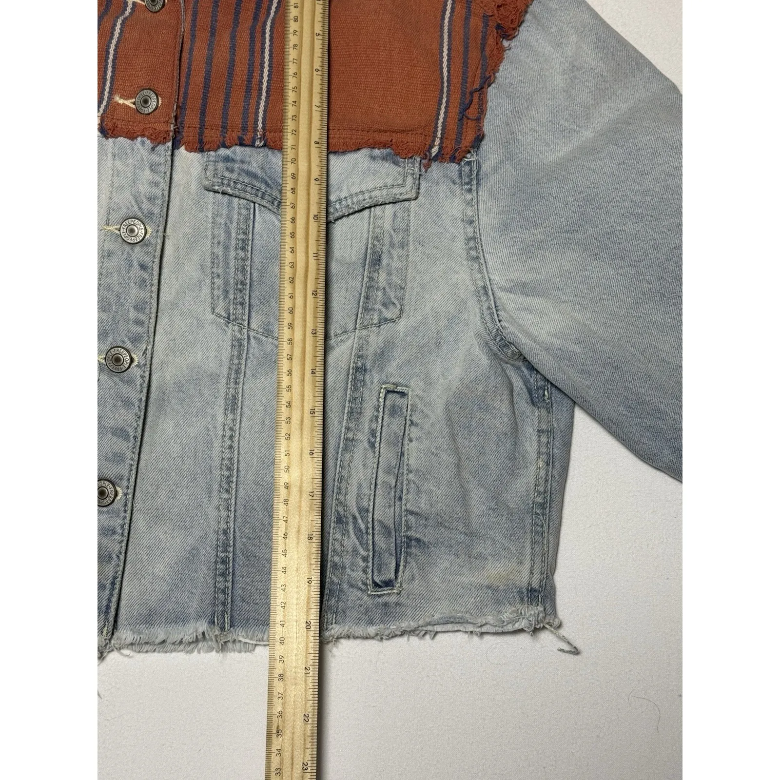 Free People Cropped Baja Denim Jacket Womens XS Hooded Trucker Raw Hem Beach - Image 4