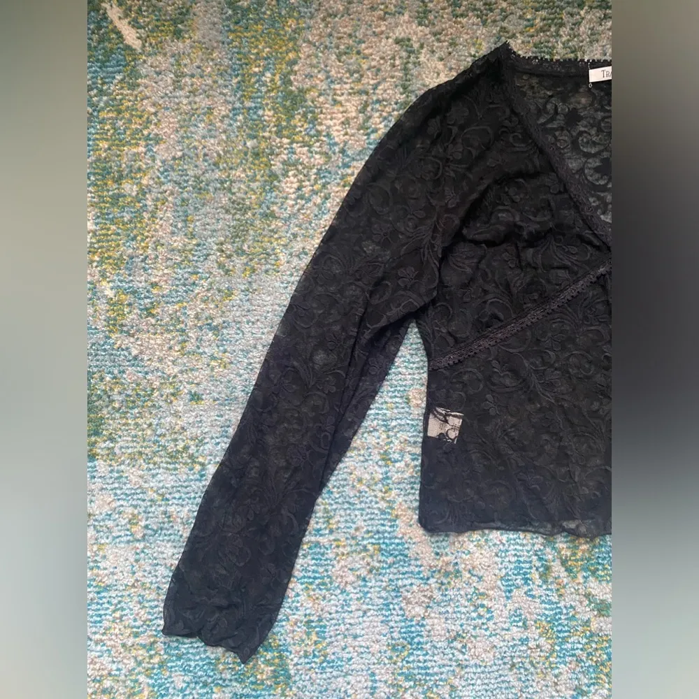 Vintage 90s Y2K  button front black floral lace cardigan, size large - Image 3