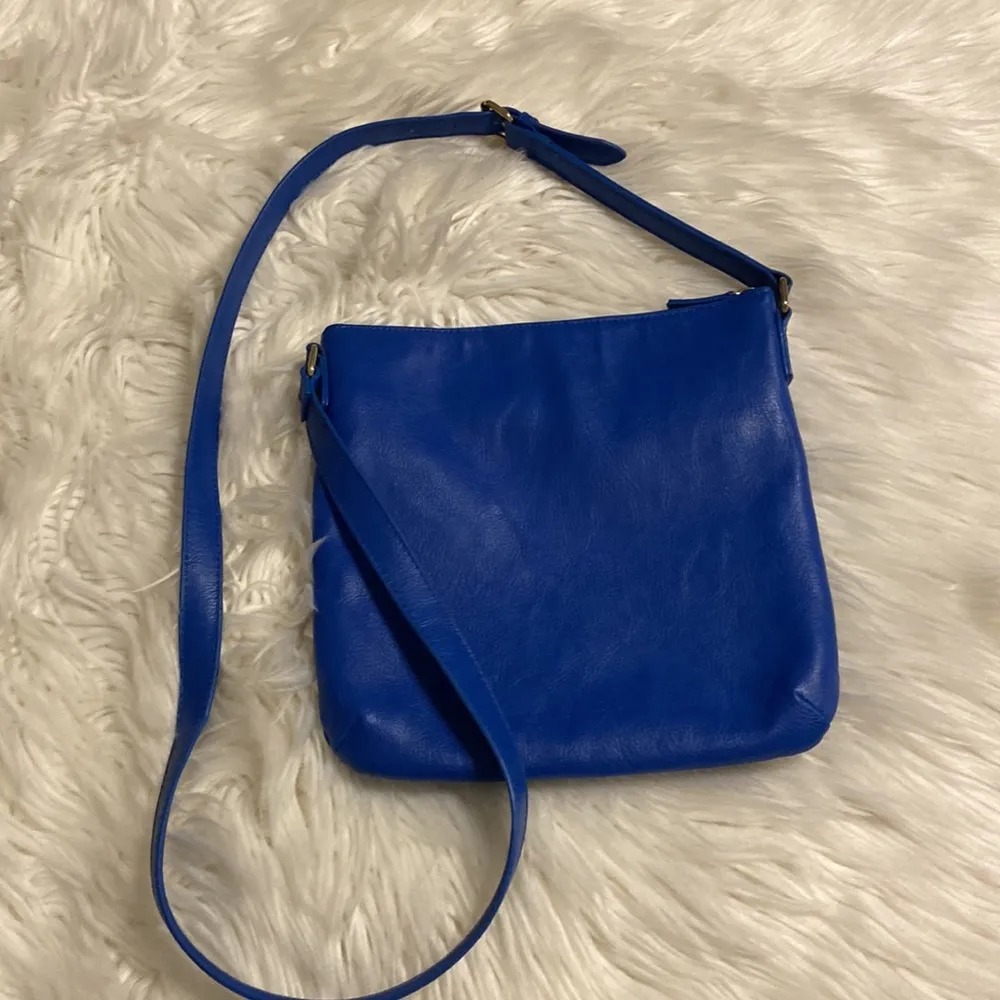 Tommy Hilfiger Crossbody Blue color excellent condition no rips smells or stains - Image 6