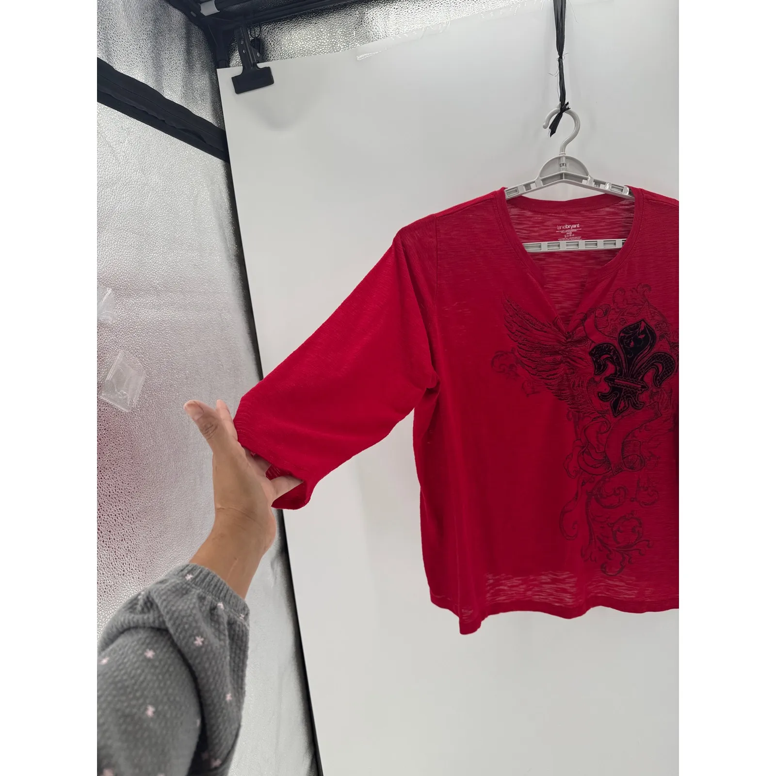 Lane Bryant True Y2K V-neck 3/4 sleeves fleur-de-lis wings graphic size 26/28 - Image 4