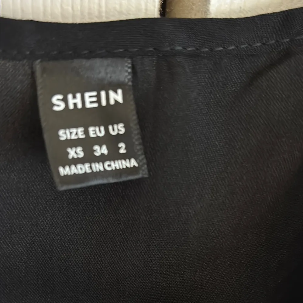 Super cute! SHEIN Black Plunge Neck Sleeveless Mini Dress - Image 2