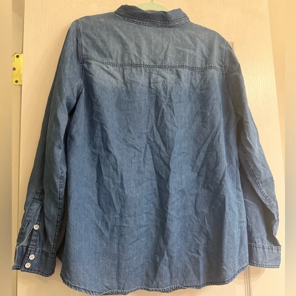 Torrid Taylor Medium Wash Chambray Denim Button-Down Shirt - size 1 - Image 4