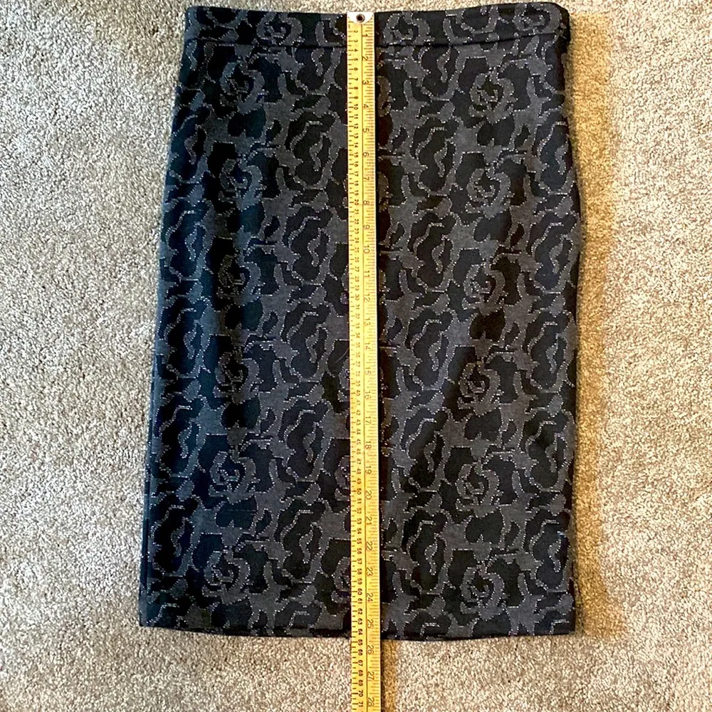 Banana Republic || Black/grey/silver print lined pencil skirt with side zipper - Image 7