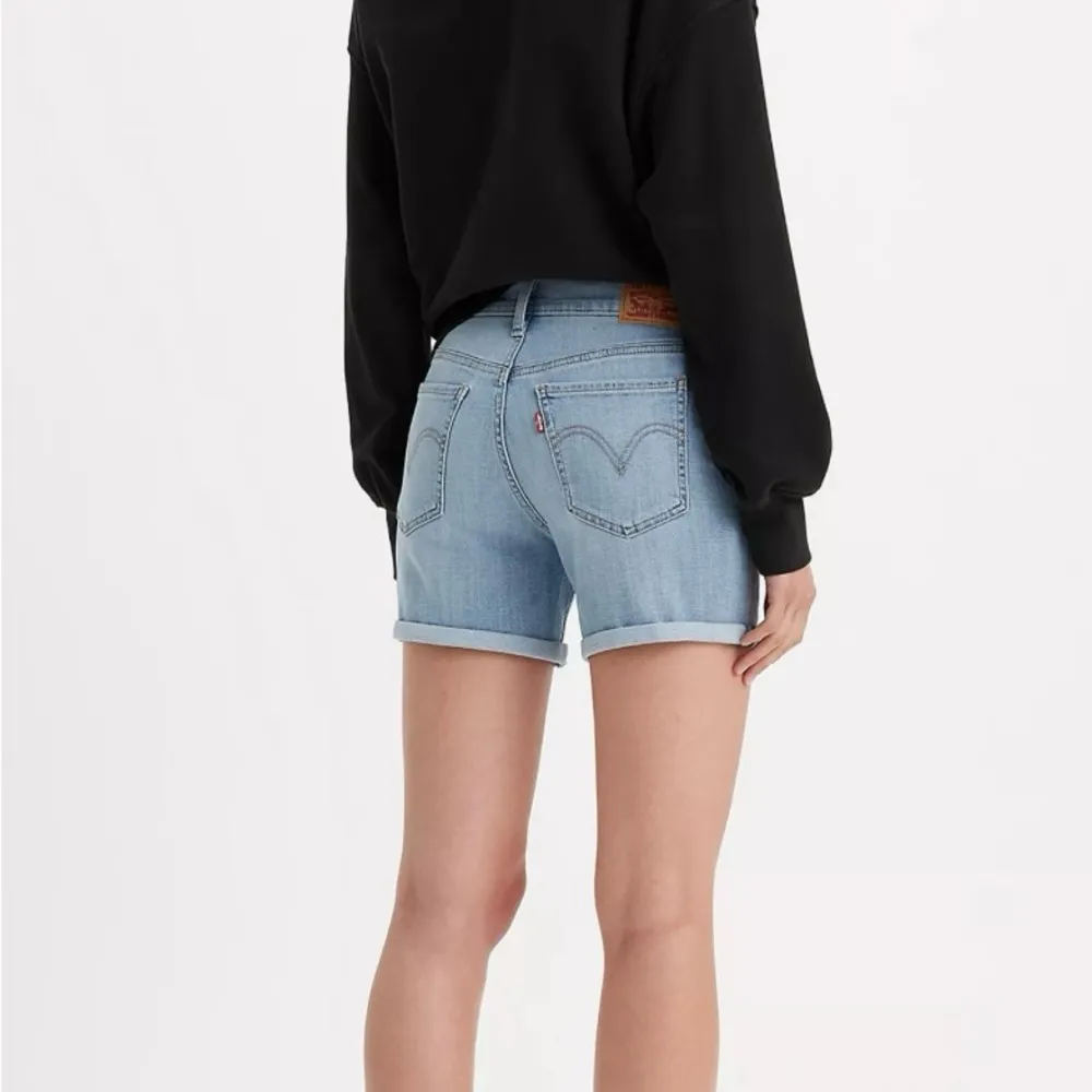 NWT Women's Levi's Mid Length Classic Blue Jean Shorts with Frayed Hem Size 28 - Image 3