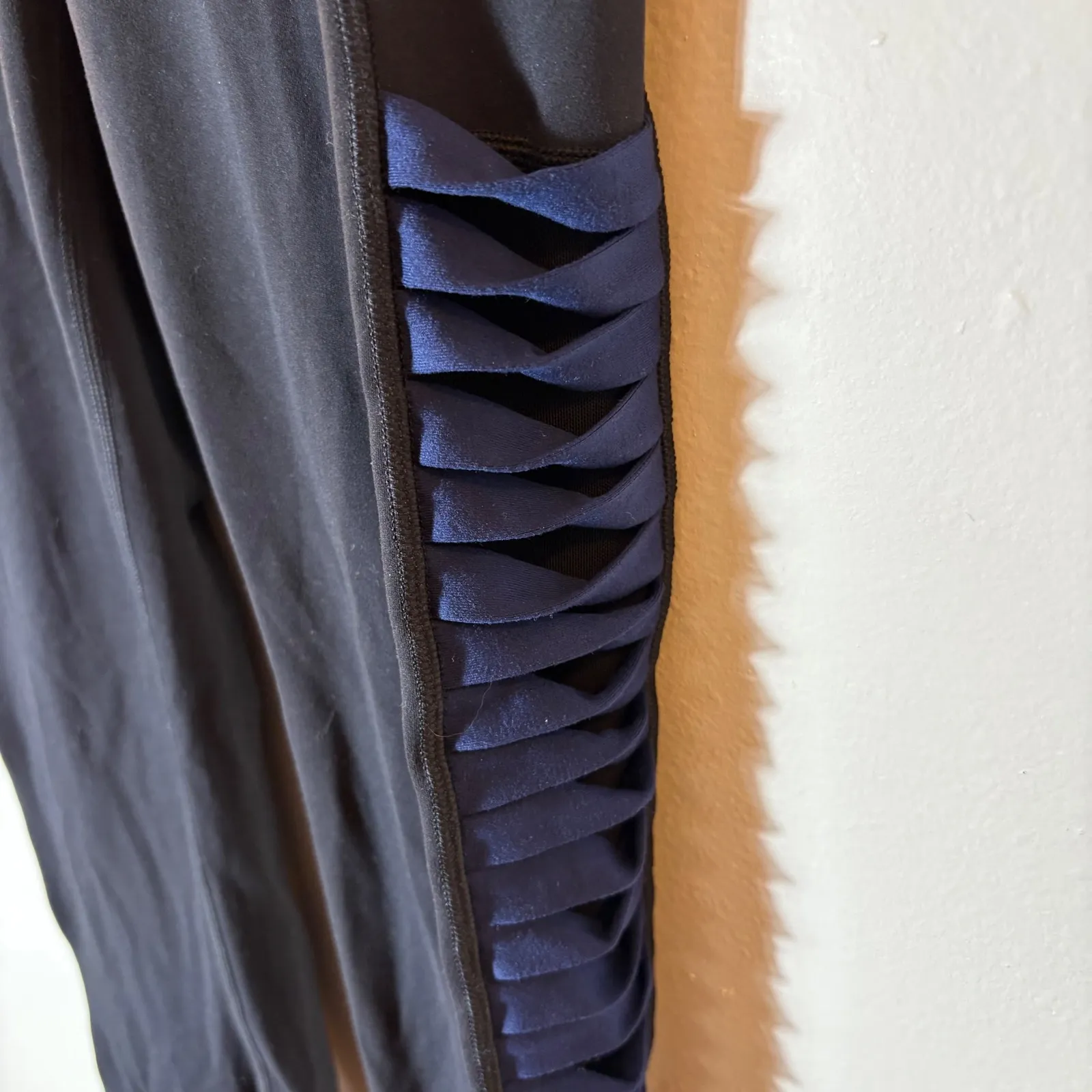 Athleta Salutation 7/8 Tight Black Ruffle Side Pocket Leggings XS - Image 4