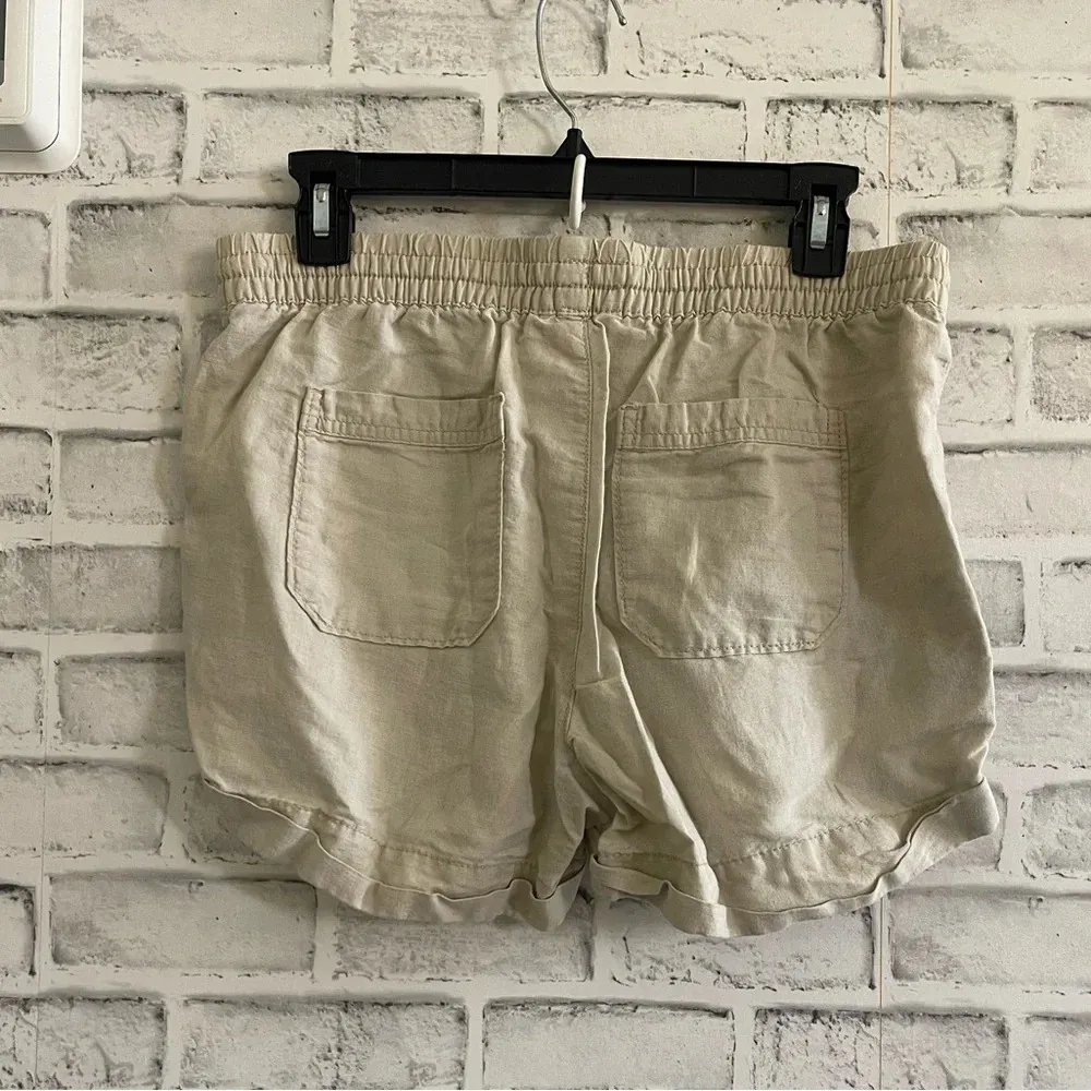 Women’s Joe Fresh beige colored linen blend shorts size Small - Image 2
