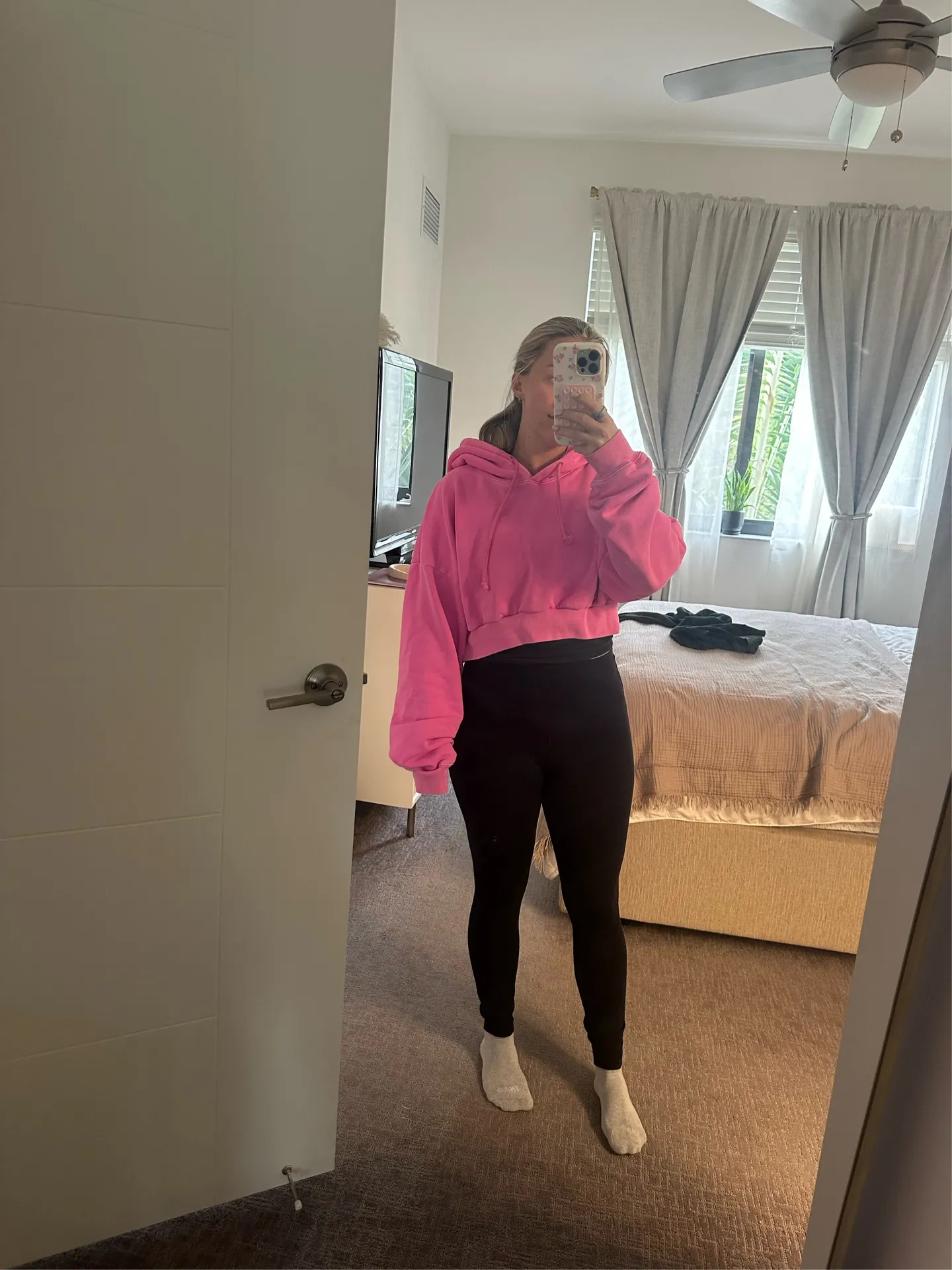 Aritzia TNA pink cropped hoodie (Size L) - Image 9