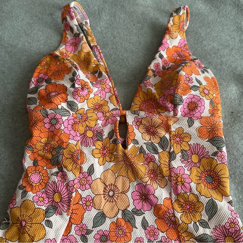 NWT CUPSHE One Piece Swimsuit Keyhole Cutout O Ring Orange floral size M - Image 4