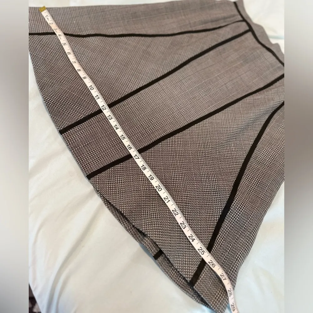 Harvé Bernard Vintage Sz:10 MIDI Wool Skirt Grey/ Black Piping. Back Zipper. - Image 5