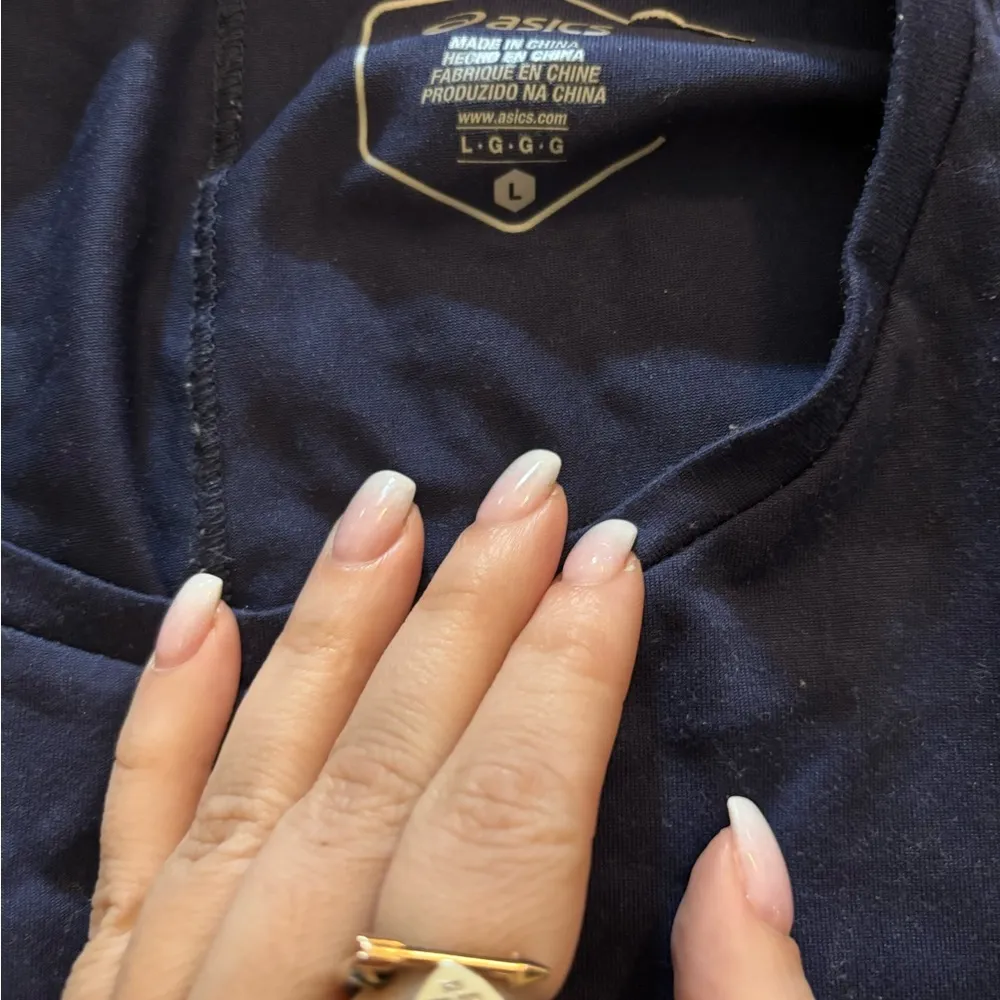 ASICS  Running/Athletic Tee EUC - Image 4